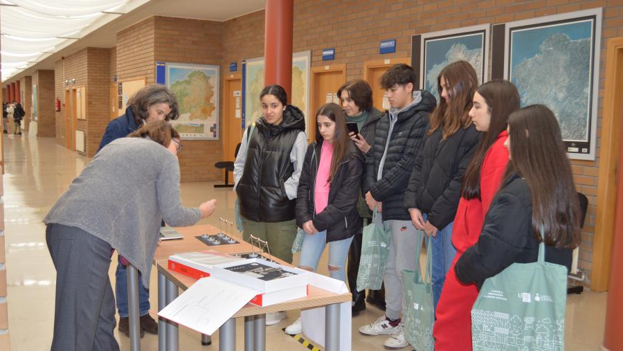 Alumnado de ensino medio, nun dos obradoiros STEM celebrados na EPS de Enxeñaría