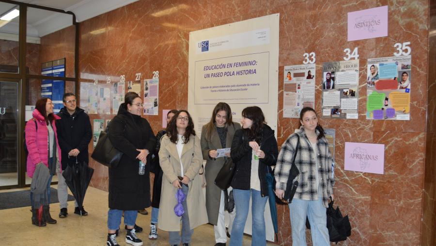 Alumnado, na apertura da mostra 'Educación en feminino, un paseo pola historia', en Formación do Profesorado