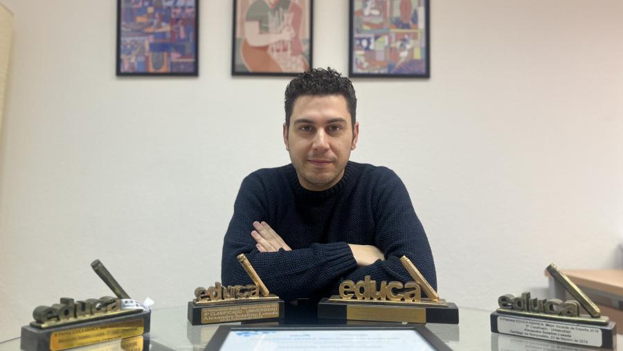 O profesor da USC Alexandre Sotelino cos galardóns obtidos en sucesivas edicións dos premios Educa Abanca. FOTO: David Álvarez/USC