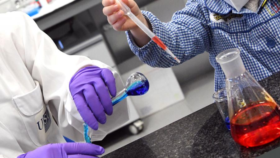 A pesar da crecente presenza das mulleres no estudantado universitario, a súa distribución é desigual entre as distintas titulacións. FOTO: Santi Alvite