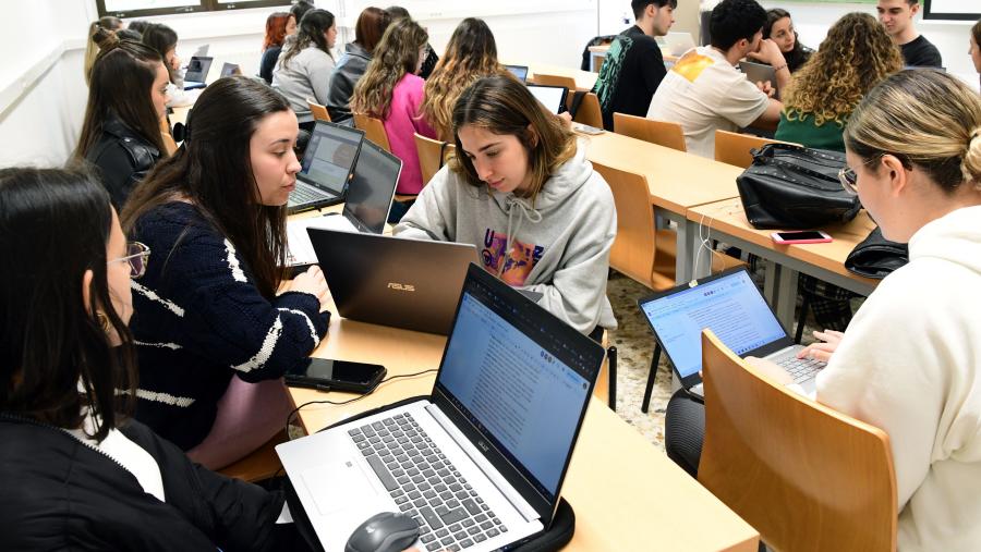 O curso, impartido por medio de teledocencia na plataforma corporativa Teams, terá lugar ao longo deste segundo cuadrimestre do curso 2022-24. FOTO: Santi Alvite