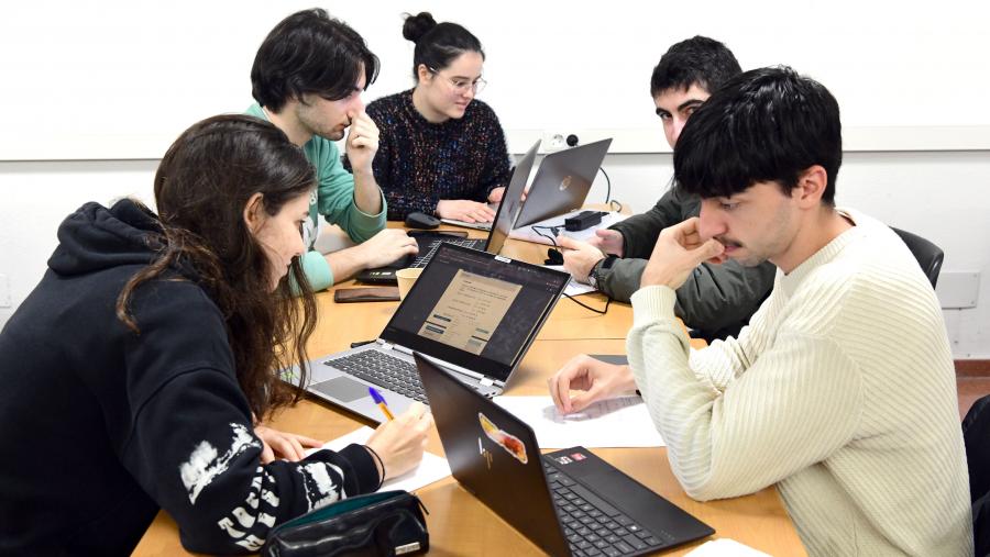 Estudantes nun grupo de traballo. Foto: Santi Alvite