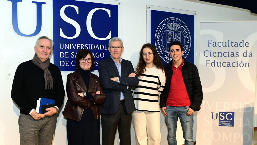 O catedrático da USC Miguel A. Santos Rego, esquerda; a decana de Ciencias de Educación Mar Lorenzo; o director de programas da Fundación SM, José María González Ochoa; a estudante do dobre grao en Mestre de Educación Infantil e Primaria Xiana Sánchez e o estudante do grao en Pedagoxía Luis Carrera. FOTO: Santi Alvite