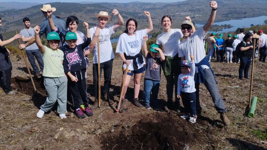 Participantes na xornada do proxecto ApS 'Plantando cara ao lume', na serra do Xurés