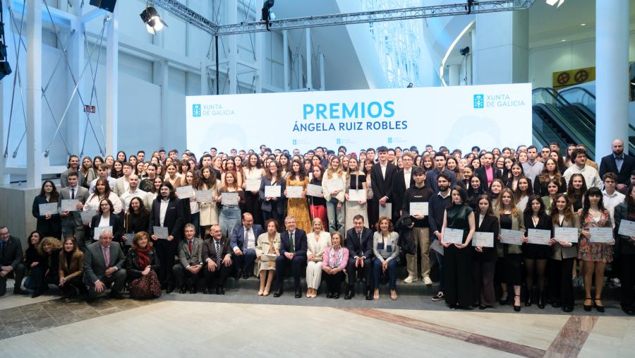 Foto de familia das autoridades co estudantado premiado. FOTO: Xunta de Galicia