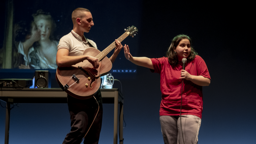 Escena da obra 'Antropoloxía do bico (a síndrome do túnel carpiano)'