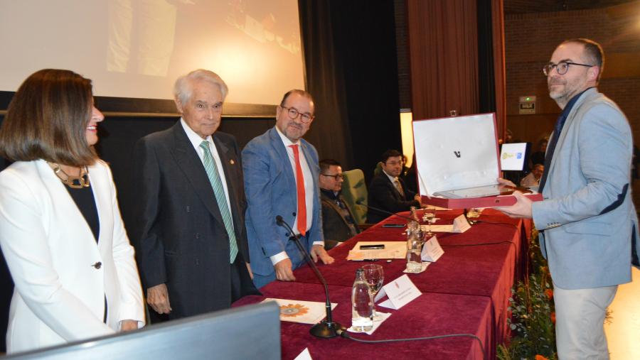 Rus recolle o XXIV Premio Aresa en presenza de Álvaro Rodríguez Eiras e Antonio López, en Veterinaria