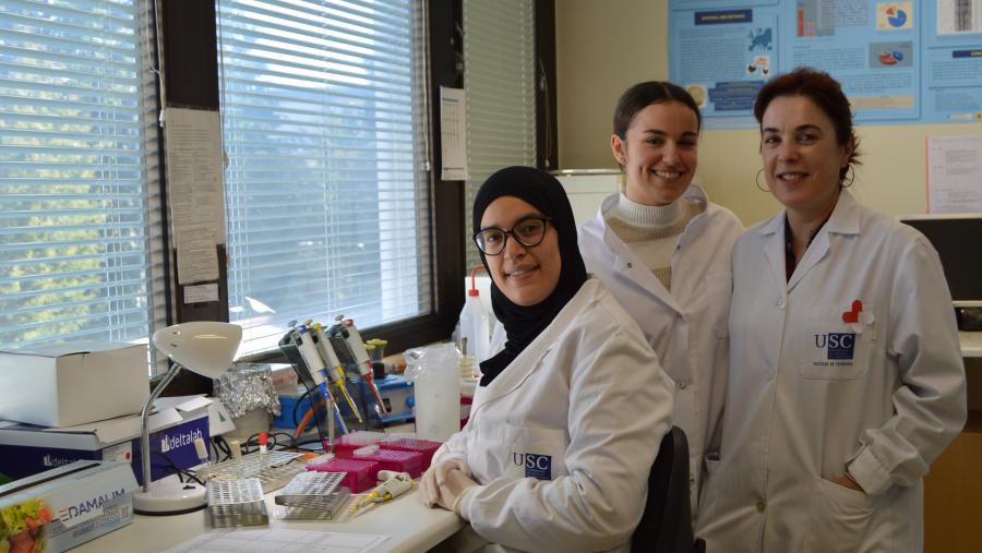 Hajer Ziadi, Carla Polo e Azucena Mora, nun laboratorio de Microbioloxía da Facultade de Veterinaria