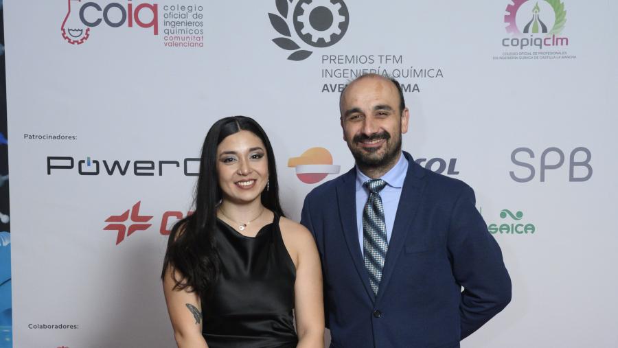 Maylee Y. Saavedra Castillo e o coordinador do mestrado, o profesor Héctor Rodríguez Martínez