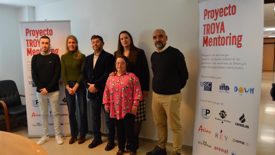 Ángels Cabarcos, Francisco Fraga, Sarai Lodeiro e Roberto Bande, xunto cun voluntario e unha beneficiaria do programa