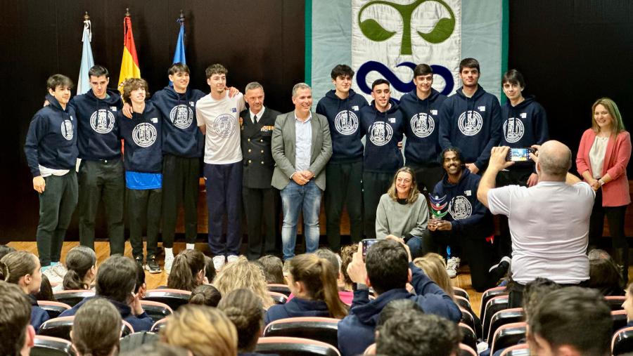 Entrega de premios ao equipo masculino de baloncesto da USC. FOTO: Deputación de Pontevedra