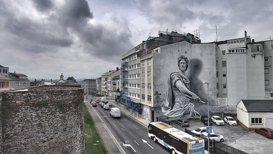 Mural de Xulio César, a carón da muralla romana de Lugo. Foto: Diego As