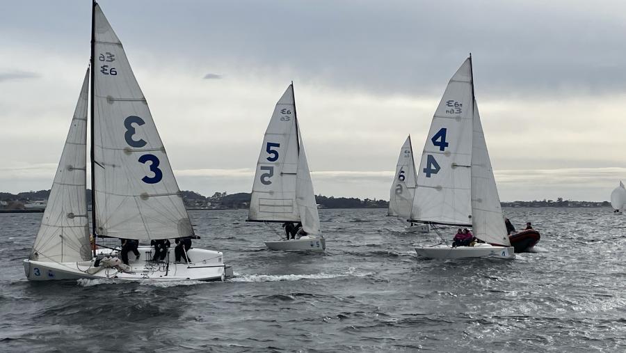 As embarcacións utilizadas foron barcos ELLIOT 6M, proporcionados pola Real Federación Galega de Vela e adxudicados por sorteo