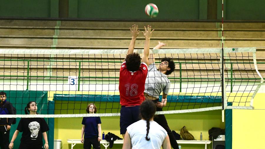 Alumnado da USC nun partido de voleibol