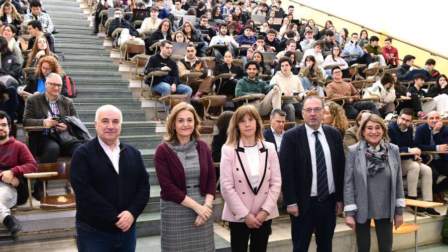 Xoán Doldán, esquerda, Eleva Rivo, Carmen Rodríguez, Gumersindo Feijoo e Maite Cancelo participaron no acto central na USC da V Semana Universitaria da Economía Social. FOTO: Santi Alvite