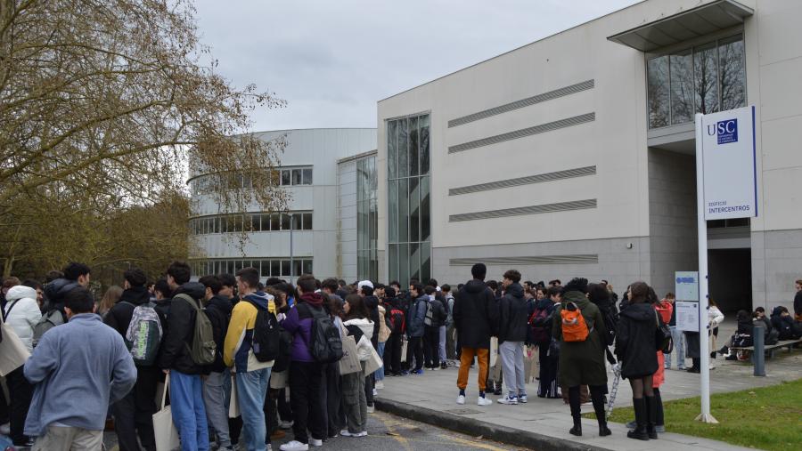 Alumnado de ensino medio, diante da Biblioteca Intercentros do Campus de Lugo