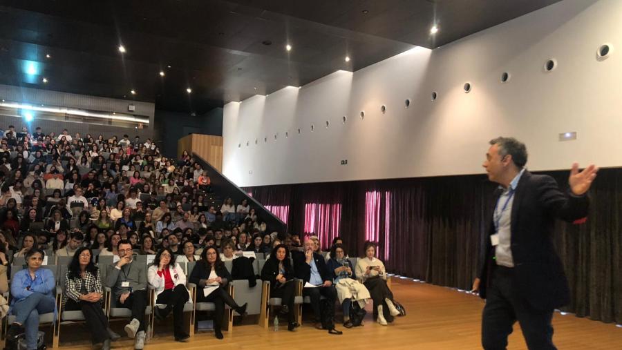 O enfermerio Jesús Bujalance, na súa intervención nas XXVII Xornadas da Escola Universitaria de Enfermaría, no HULA