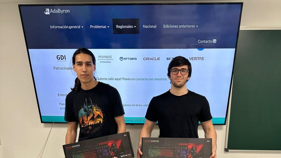 Pablo Díaz Viñambres e Pablo Landrove Pérez-Gorgoroso posan co premio. Foto: CPEIG 