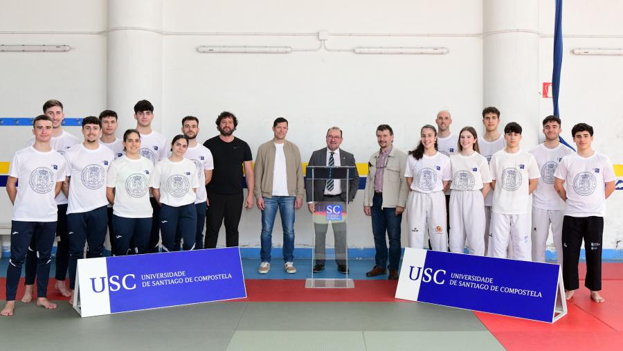 O reitor Antonio López, no centro, presidiu a sinatura dos convenios coas federacións. FOTO: Santi Alvite