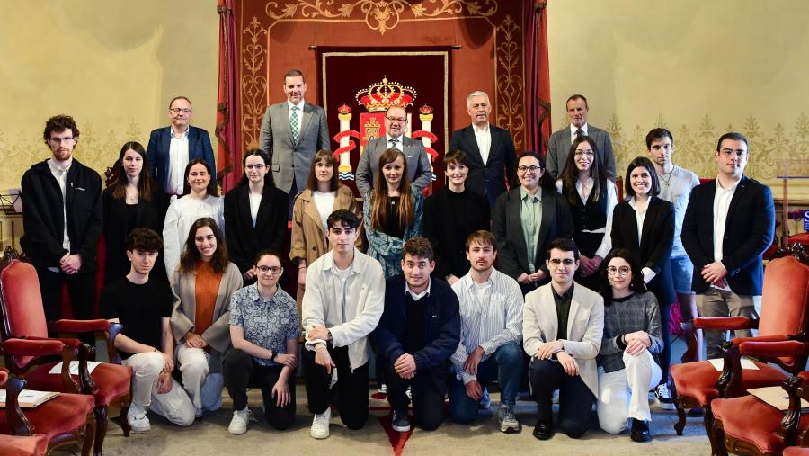 Foto de grupo das autoridades e as persoas premiadas