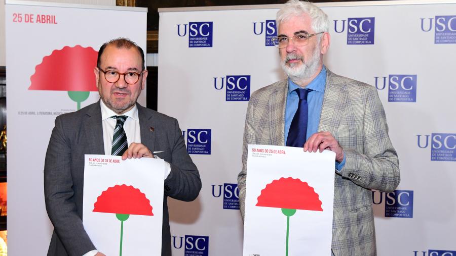 Antonio López, esquerda, e Elias Feijó co cartel das xornadas. FOTO: Santi Alvite