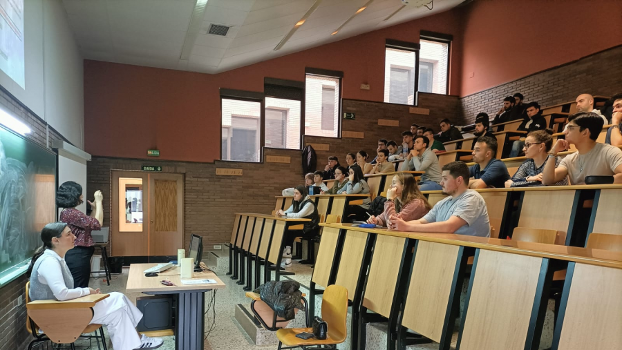 Joana Castro e Irene Suárez, na sesión informativa con alumnado da EPS de Enxeñaría