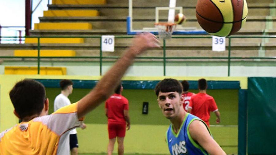 As xornadas inclúen deportes coma o baloncesto. FOTO: Santi Alvite