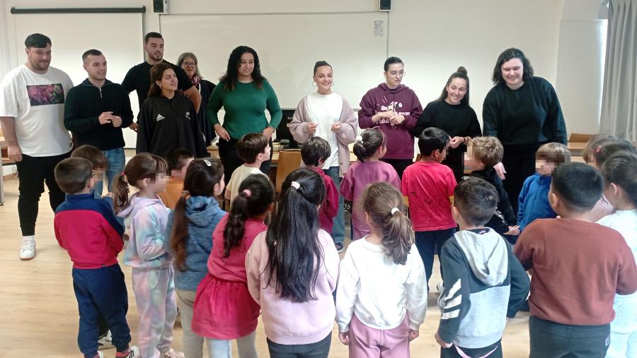 Foto dun momento da experiencia co estudantado universitario e o grupo do CEIP Vite I
