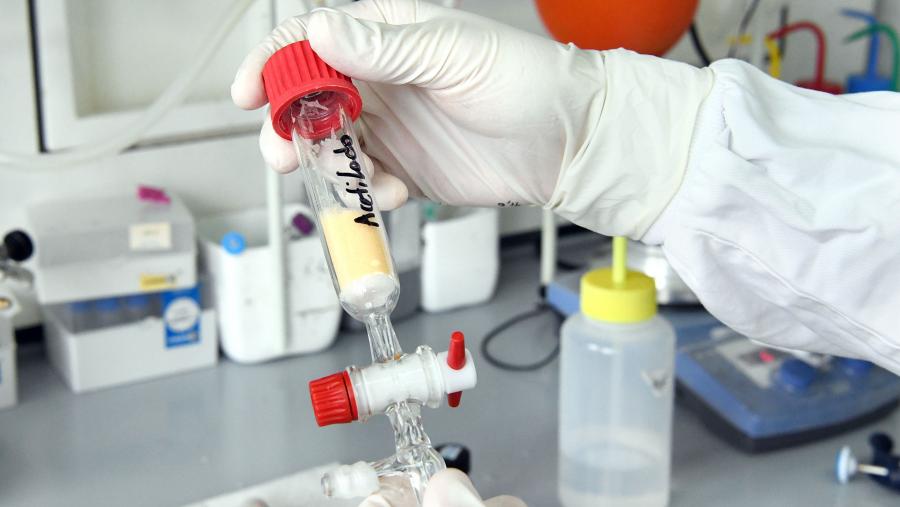 Imaxe dun laboratorio do CiQUS. Foto: Santi Alvite