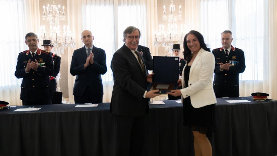 O profesor López-Rivadulla recollendo o premio. Foto: Dirección Xeral da Policia da Generalitat
