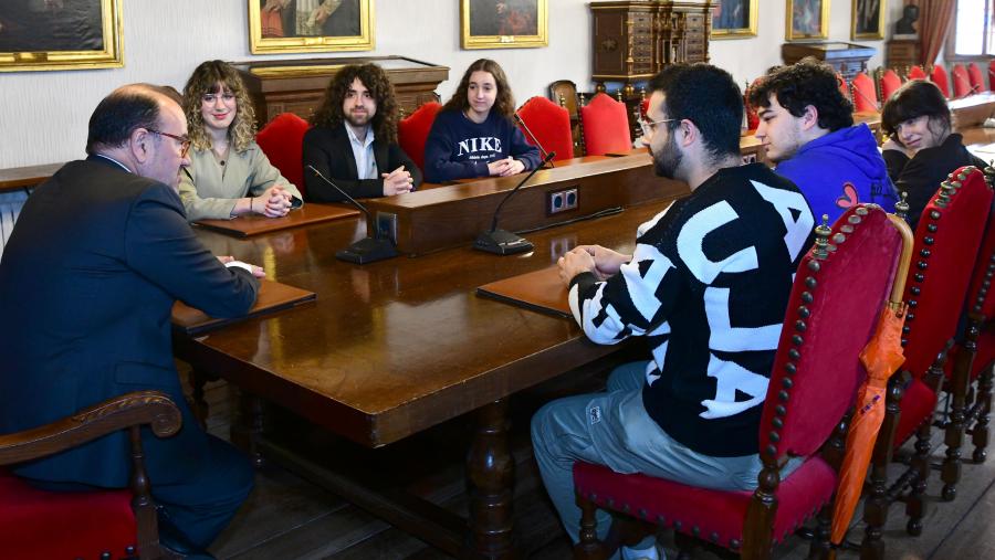 O reitor Antonio López conversa coa delegación do Consello do Estudantado. FOTO: Santi Alvite