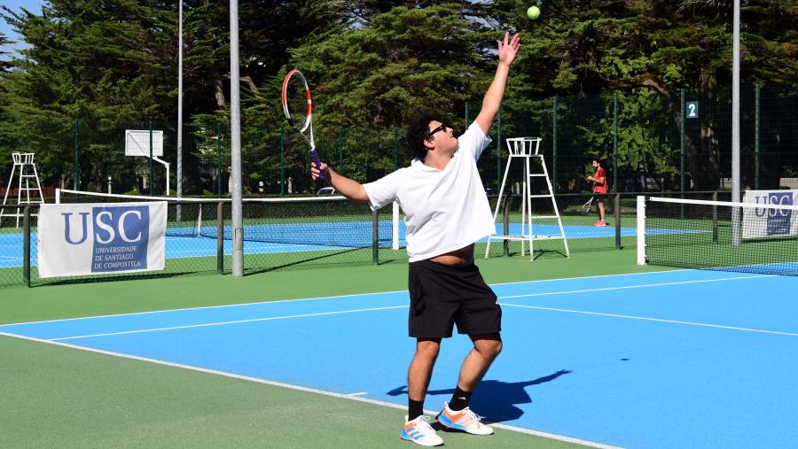 A través desta oferta, a Área Deportiva pretende fomentar a práctica do tenis entre a poboación local e a universitaria. FOTO: Santi Alvite