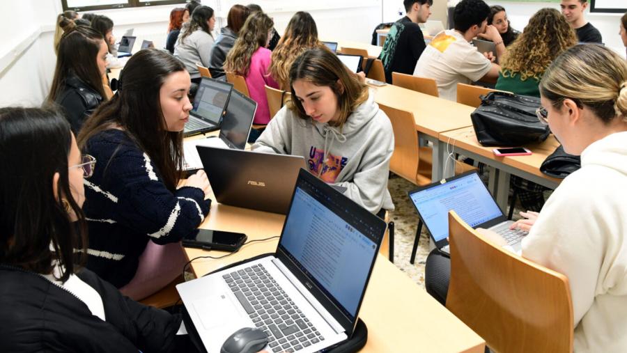 O estudantado realiza un servizo á comunidade ao mesmo tempo que aprende. FOTO: Santi Alvite
