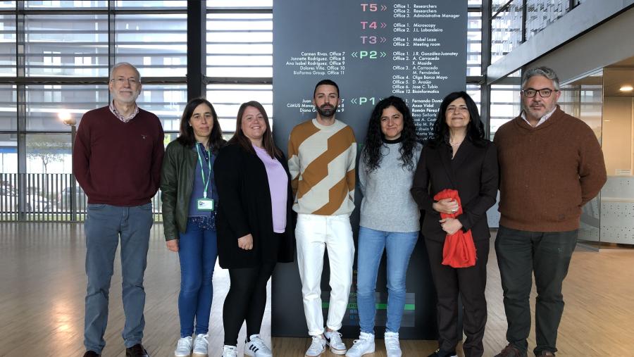 De esquerda a dereita, o grupo autor da investigación: José Manuel Cameselle, Susana Bravo, María Suárez, Miguel Chenlo, Sihara Pérez, Clara Álvarez e Narciso Blanco.