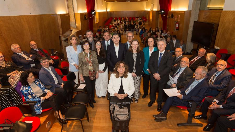 As persoas premiadas pola RAGC coas autoridades asistentes á entrega de galardóns. FOTO: Suso Rivas/RAGC