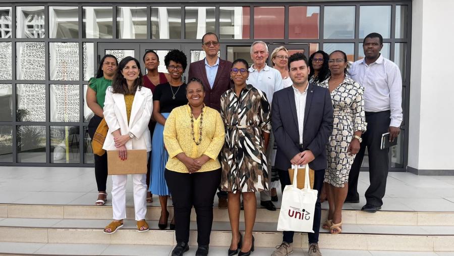 Foto de grupo dos responsables da USC e da Universidade Pública de Cabo verde
