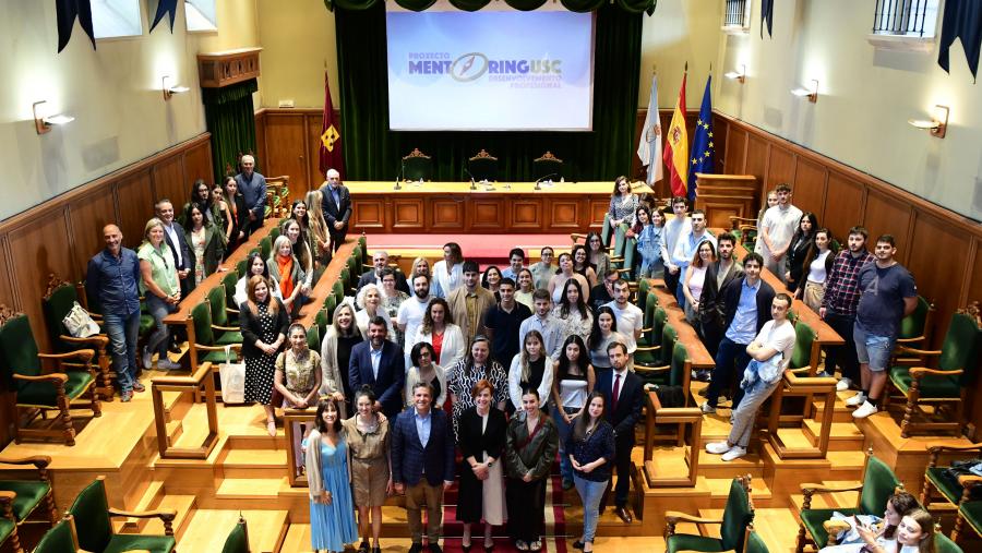 Unha representación das persoas participantes no Proxecto Mentoring na clausura desta edición. FOTO: Santi Alvite