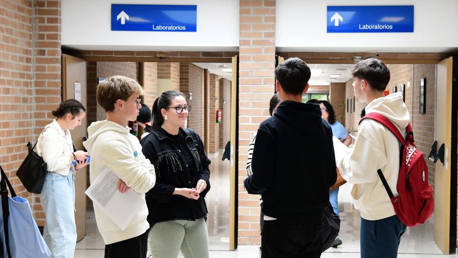 Cada futuro ou futura estudante poderá coñecer nos centros universitarios os títulos nos que ten interese. Foto: Santi Alvite