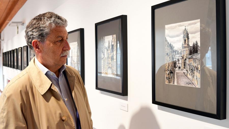 José Yáñez diante dunha das obras da exposición. Foto: Santi Alvite