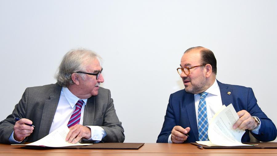 Antonio López e Juan Montabes asinaron o acordo. Foto: Santi Alvite