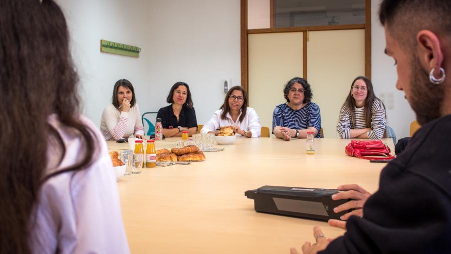 Haydée Castillo, no centro da imaxe acompañada do equipo docente, estudantil e representantes de entidades. Foto: Pablo Parra