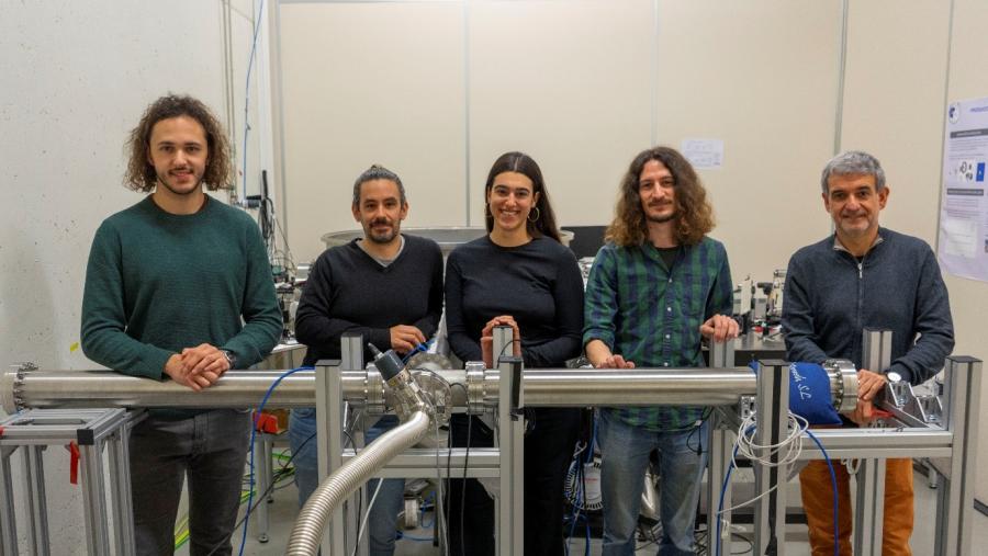 Adrián Bembibre, Aarón Alejo, Alicia Reija, Juan Peñas e José Benlliure, investigadores do IGFAE que participaron no experimento. Foto: Manuel Rey / IGFAE