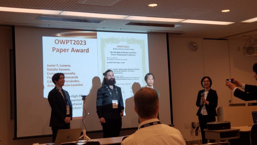 Javier Fernández Lozano recolleu o premio en Yokohama (Xapón) no marco do Congreso Internacional sobre Transmisión de Potencia Inalámbrica