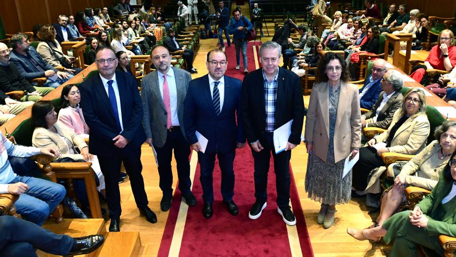 Gumersindo Feijoo, esquerda, Alberto Ruano, Antonio López, Antonio Gómez Caamaño e Carmen Durán con parte das persoas asistentes á presentación. FOTO: Santi Alvite