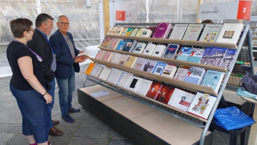 O director do Servizo de Publicacións, Juan Blanco, xunto co persoal do servizo, preparan o stand da SELIC