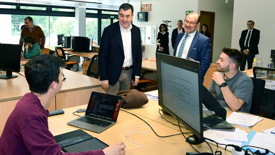 O reitor e o conselleiro conversan co persoal do IGFAE. Foto: Santi Alvite