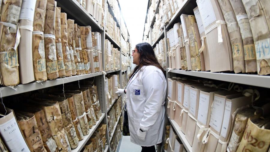 Unha traballadora no Arquivo Histórico Universitario. Foto: Santi Alvite