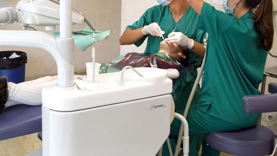 Imaxe de arquivo dunha práctica de Odontoloxía. FOTO: Santi Alvite