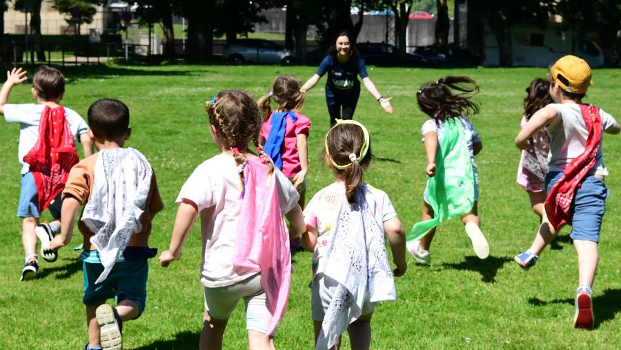 Nenos e nenas participando dunha actividade do Verán CampUSC. Foto: Santi Alvite