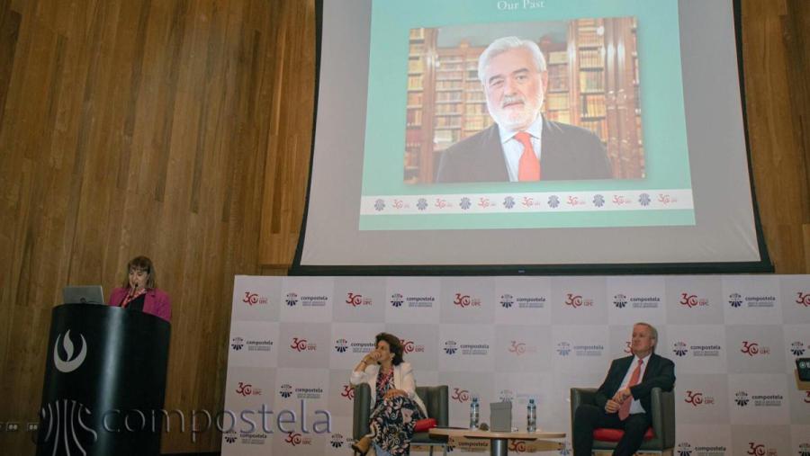 A vicerreitora López Couso fixo a laudatio no recoñecemento ao profesor Villanueva